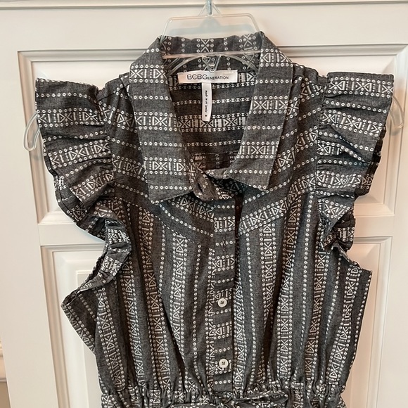 BCBGeneration gray and white stripe pattern with built in adjustable waist belt - Picture 3 of 4